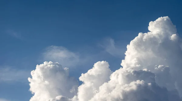 Δυνατά Σύννεφα Βουνά Από Ένα Πυκνό Σύννεφο — Φωτογραφία Αρχείου