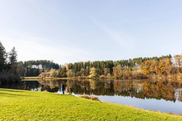 Folhas Outono São Refletidas Água Reservatório Windach Baviera — Fotografia de Stock