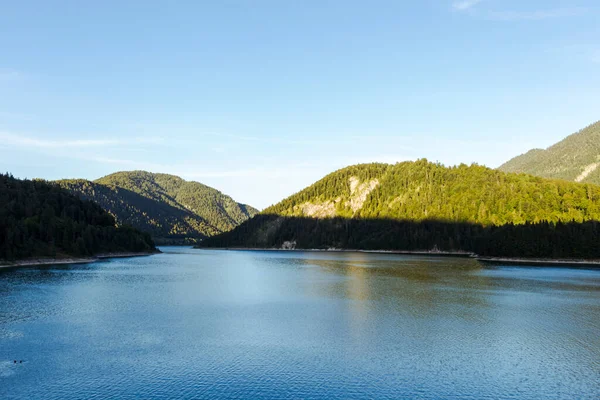 Θέα Πάνω Από Τις Άλπεις Και Sylvenstein Reservoir Ένα Ηλιόλουστο — Φωτογραφία Αρχείου