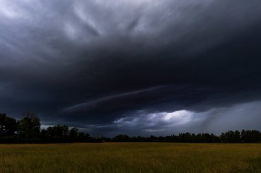 Yağmur ve fırtına bulutları gökyüzünü karartıyor Augsburg yakınlarındaki bir kırsal şeritte