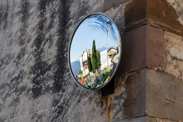 Specchio Muro Arenaria Con Edificio Specchio — Foto Stock