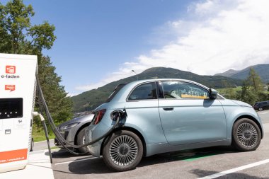Innsbruck Avusturya 23-08-2021: Fiat 500e Üstü açılabilir dosya otoyolda şarj ediliyor.