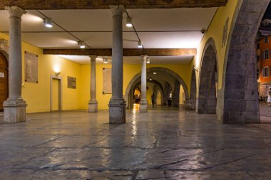 Riva del Garda 'da taş zemin ve sütunları olan salon.