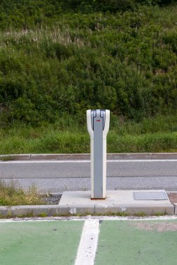 Brenner, İtalya A22 08-26-2021: ABB Şarj Cihazı bir Electrocar şarj yerinde