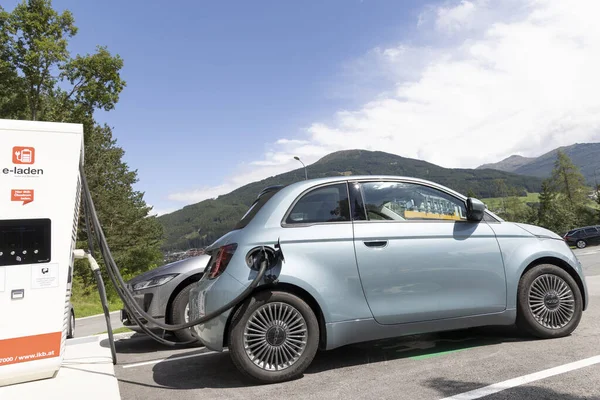Innsbruck Avusturya 23-08-2021: Fiat 500e Üstü açılabilir dosya otoyolda şarj ediliyor.