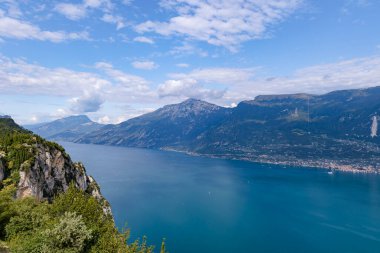 Tremosine 'den Garda Gölü manzarası