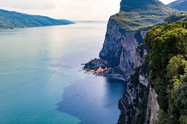 Tremosine 'den Garda Gölü manzarası