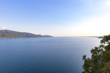Gargnano yakınlarındaki Gardesana yolundan Garda Gölü manzarası