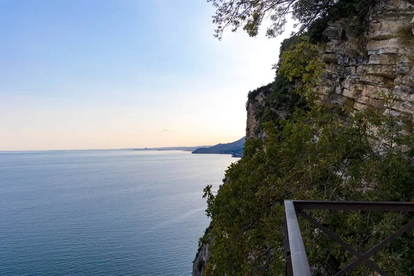 Gargnano Yakınlarındaki Gardesana Yolundan Garda Gölü Manzarası — Stok fotoğraf