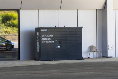 Zusmarshausen, Almanya 3.9.2021: Amazon Hub yeni açılan Sortimo şarj parkında