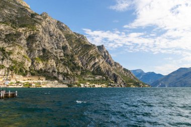 Limon Konsolosu Garda 'dan Riva del Garda' ya doğru Garda Gölü üzerinden görüntü