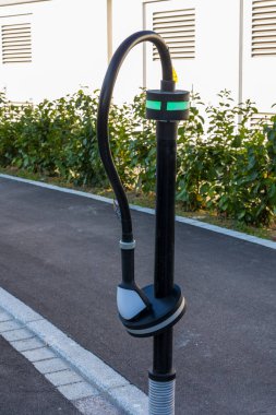 CCS şarj prizi olan bir elektrik dolum istasyonunun şarj kolu