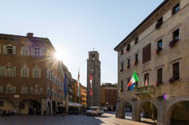 Riva del Garda, İtalya, 08-2-2021: Sabah erken saatlerde şehir kulesi Torre Apponale