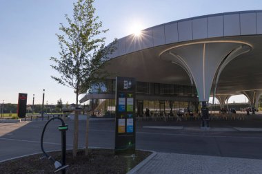 Zusmarshausen, Almanya 3.9.2021: Yeni açılan Sortimo şarj parkında kolonlar