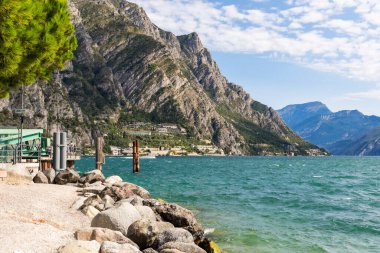 Limon Konsolosu Garda 'dan Riva del Garda' ya doğru Garda Gölü üzerinden görüntü