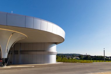 Zusmarshausen, Almanya 3.9.2021: Yeni açılan Sortimo şarj parkında kolonlar