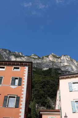İtalya 'daki Riva del Gardo' da mavi gökyüzü olan binalar.