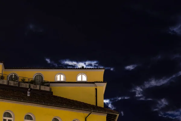 Οικία Πρόσοψη Riva Del Gerda Μπροστά Από Ένα Νυχτερινό Ουρανό — Φωτογραφία Αρχείου