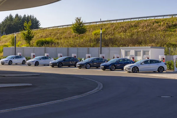 Zusmarshausen Niemcy 2021 Tesla Cars Ładuje Akumulatory Nowo Otwartym Parku — Zdjęcie stockowe