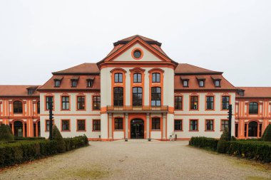 Merkezi giriş ve kırmızı çatılı Barok Sarayı cephesi, Almanya, Eichsttt, 7 Kasım 2025.