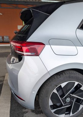 Otoparktaki gümüş Volkswagen ID3 elektrikli araba, Portekiz, Ovar, 8.10.2025