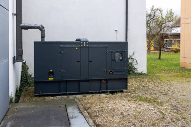 Şehir avlusunda duvar inşa etmenin yanında modern endüstriyel jeneratör, Almanya, Eichsttt, 7 Kasım 2025.