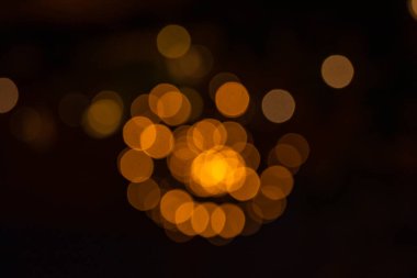 Sıcak, bulanık ışıklar soyut bir altın küme oluşturuyor Almanya, Münih, 21 Kasım 2025