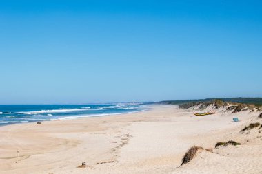 Hafif dalgalar ve uzak balıkçı teknesi Portekiz, Ovar Furadouro, 10.10.2025.