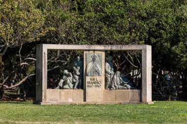 Raul Brando 'nun anısına bir barda ağaçlarla çevrili bir heykel..