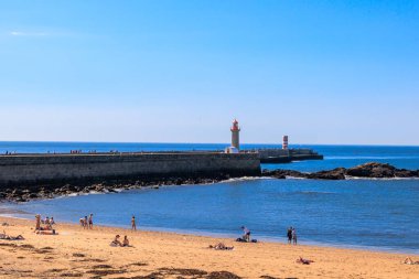 Deniz feneri ve denize uzanan uzun dalgalı deniz kıyısı, Portekiz, Porto, 11 Ekim 2025
