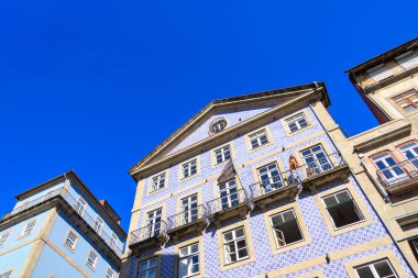 Azulejo binası, balkonda vitrin mankeni ve mavi gökyüzü altında süslü faade, Portekiz, Porto, 11 Ekim 2025.