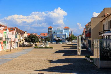 Torreira Portekiz, Torreira 'da 13 Ekim 2025' te renkli evler ve merkez kare mimari ile kaplı geniş yaya caddesi