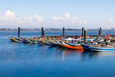 Mavi gökyüzü altında, Portekiz, Sao Jacinto, 13 Ekim 2025 'te renkli geleneksel tekneler hizalandı.
