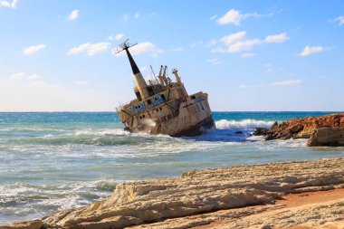 Kayalık sahilde karaya vurmuş bir gemi..