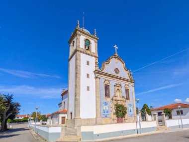 Azulejo cephesi ve çan kulesi olan Katolik Kilisesi 14 Ekim 2025 'te Portekiz, Ovar Furadouro' dan izlendi.