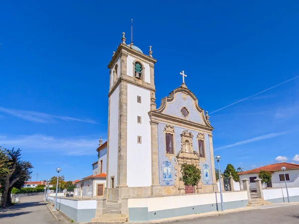 Azulejo cephesi ve çan kulesi olan Katolik Kilisesi 14 Ekim 2025 'te Portekiz, Ovar Furadouro' dan izlendi.