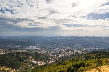 Covilha 'nın geniş rakımlı manzarası ve dramatik bulutlu gökyüzü altındaki vadiler, Portekiz, Covilha, 16 Ekim 2025