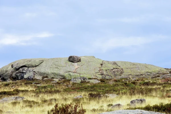 Covilha, Portekiz, Covilha yakınlarındaki Serra da Estrela 'nın kuru dağlık otlaklarında büyük granit levha oluşumu, 16 Ekim 2025
