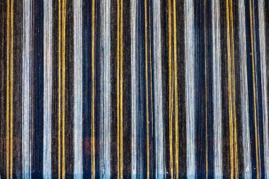 Tarihi dokuma tezgahında üretilen çizgili yün dokuma deseni tekstil atölyesinde, Covilha, Portekiz, Covilha, 16 Ekim 2025