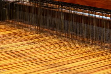 Tarihi dokuma tezgahında yoğun warp ipliği yapısı Covilha, Portekiz, Covilha 'da dokuma hazırlıklarını gösteriyor, 16 Ekim 2025