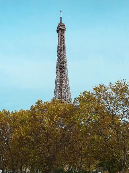 Eyfel Kulesi Paris ağaçları ile çevrili