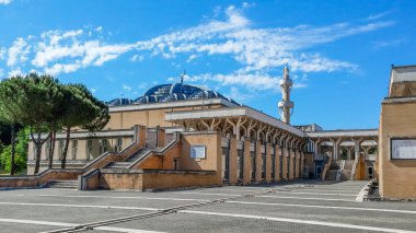 Güneşli bir günde Roma Camii
