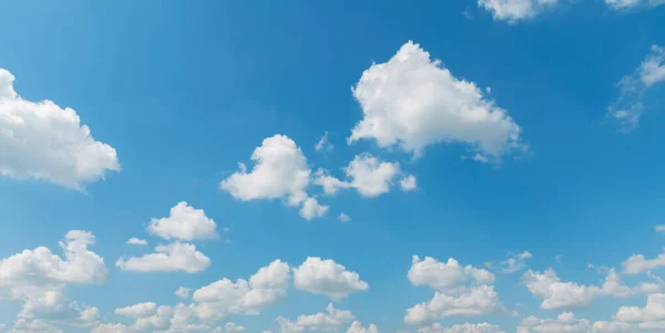 蓝天白云和阳光 — 图库照片
