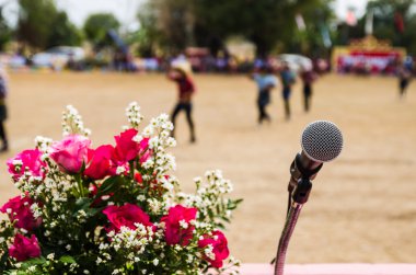 Keskin odak bulanık hedef kitleye karşı Vokal mikrofon