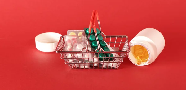 Pastillas y medicamentos en la cesta de la compra de cerca. — Foto de Stock