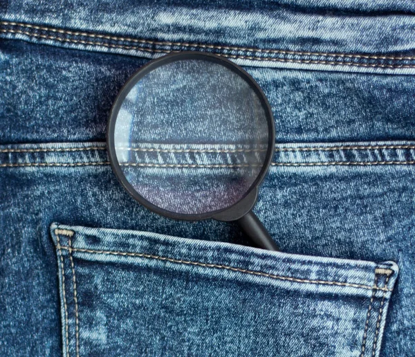 Увеличитель в заднем кармане джинсов. Концепция постоянного поиска. — стоковое фото