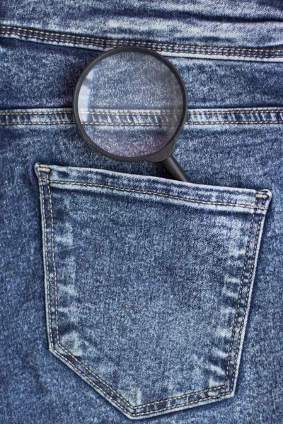 Увеличитель в заднем кармане джинсов. Концепция постоянного поиска. — стоковое фото