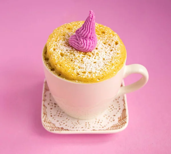 Vanilla muffin in a mug. A mini cupcake in a cup on a saucer — Stock Photo, Image