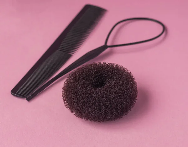 Αξεσουάρ μαλλιών. εργαλεία για γρήγορη δημιουργία απλών χτενισμάτων — Φωτογραφία Αρχείου