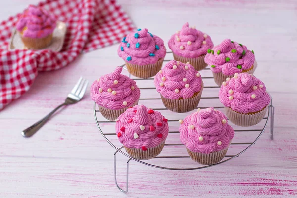 Joliment décoré avec des muffins à la crème sur un stand. cupcakes — Photo